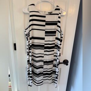 Vince Camuto Monochrome Geometric Midi Dress
